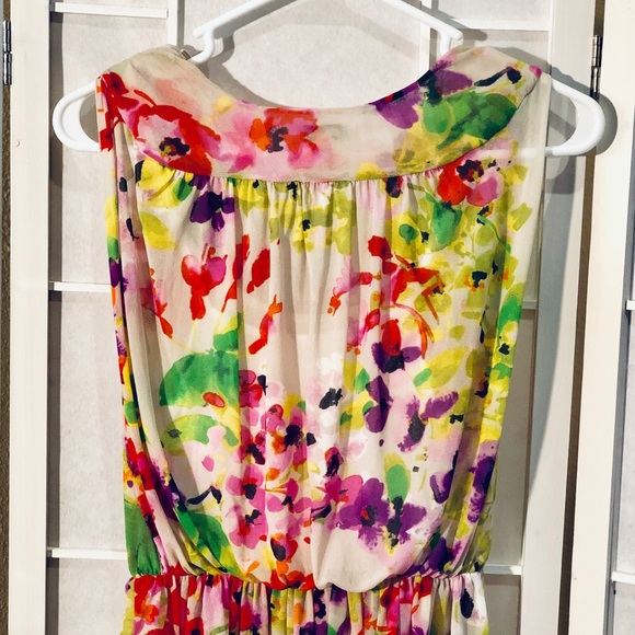 Express Sleeveless Floral Blouse - Picture 2 of 5